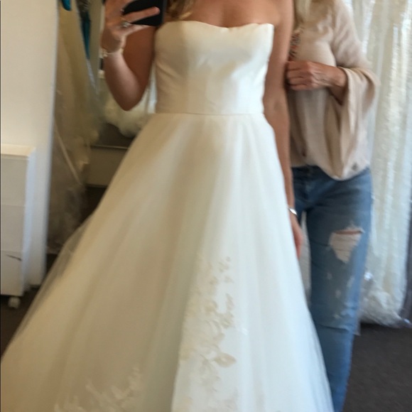 New unworn wedding dress - Picture 4 of 5